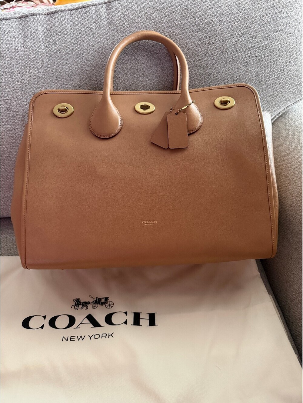 NWT Coach Turnlock Tote 40 Sandstone CHD85 Runway Bag
